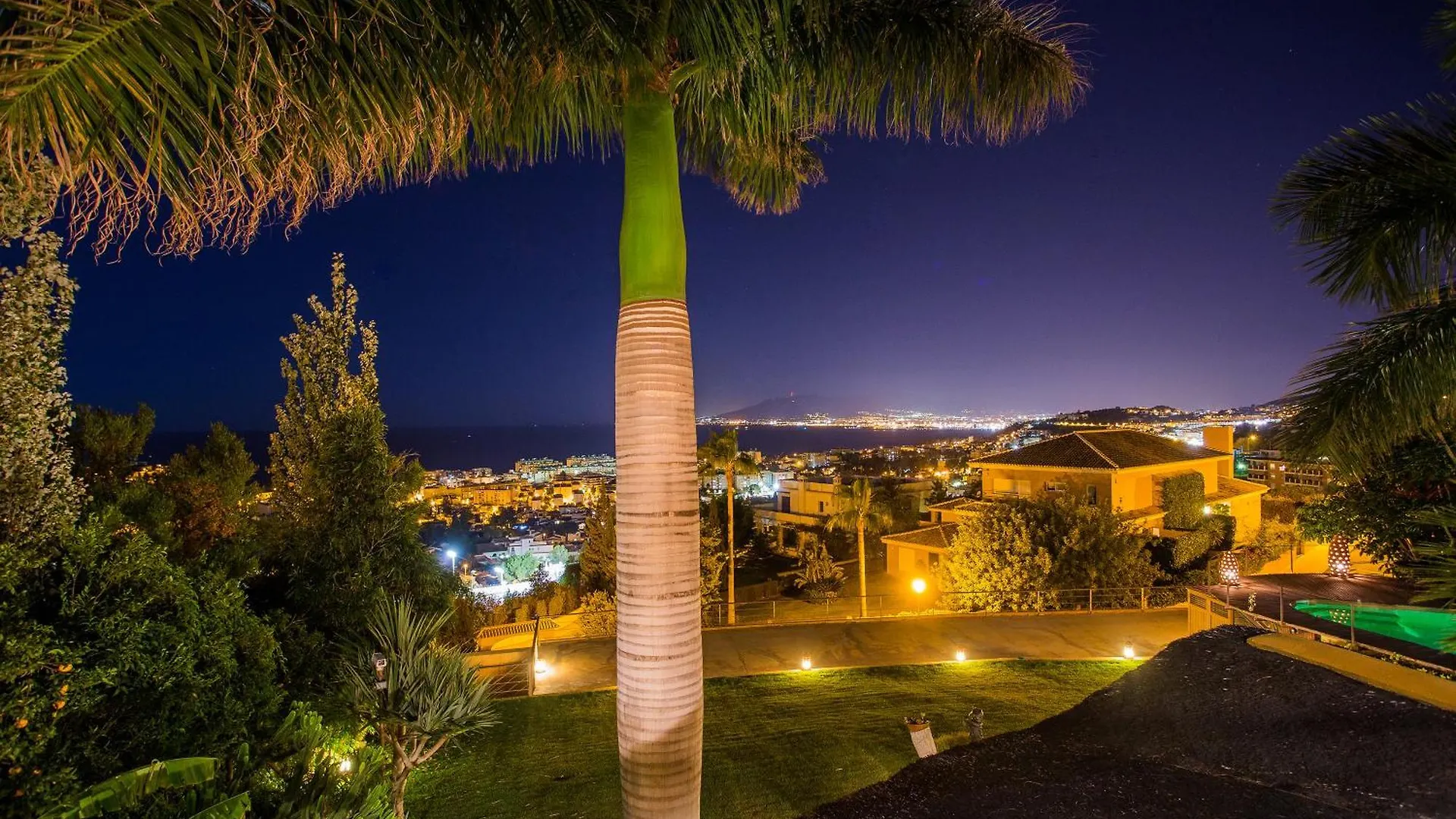 Villa Indonesian Suites Tropical Garden Malaga